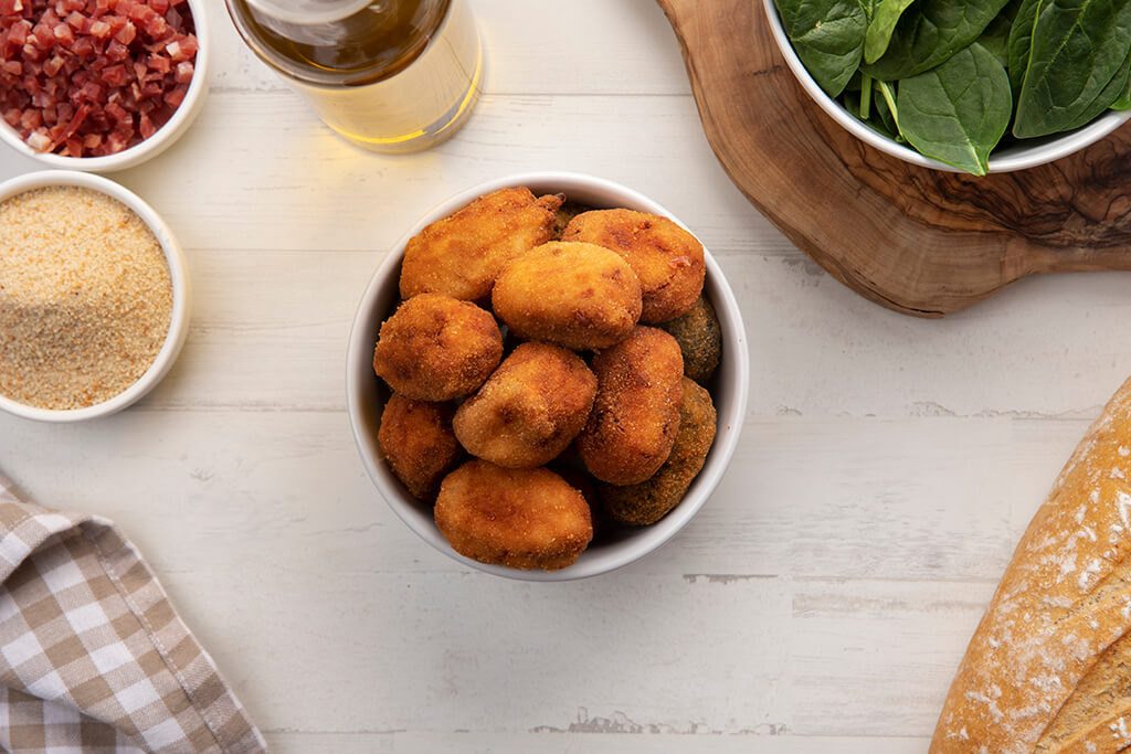 Croquetas sin gluten recién preparadas y doradas.